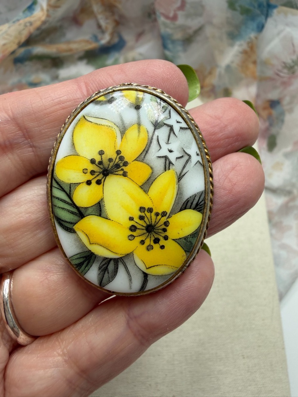 Vintage Primrose German Art Glass brooch - Picture 2 of 3